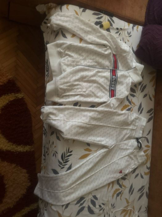 vand compleu guess hanorac m pantaloni s nou
