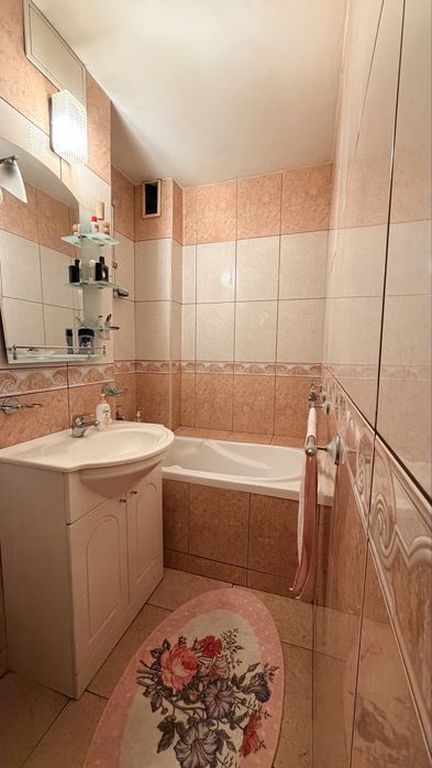 Se oferă spre vânzare un apartament cu 3 camere, situat în centrul municipiului Beiuș, pe Aleea Moților – Esplanada