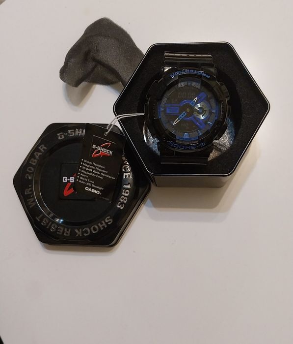 Vând ceas Casio G-Shock GA-110LPA-1AER, model cu cadran verde măsliniu/negru și accente albastre (design inspirat militar).