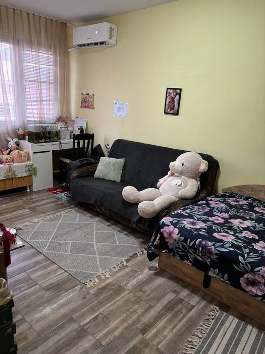 Давам гарсониера под наем.