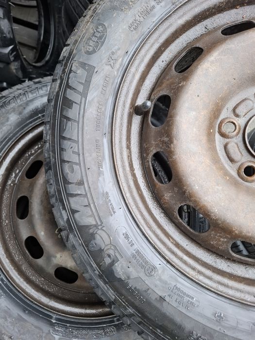 Vand 4 roti R 15 ford focus focus 2 merg si pe facelift au anvelope