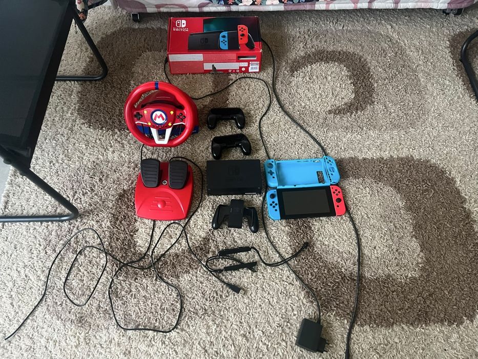 Nintendo switch + 13 jocuri + volan si accesorii