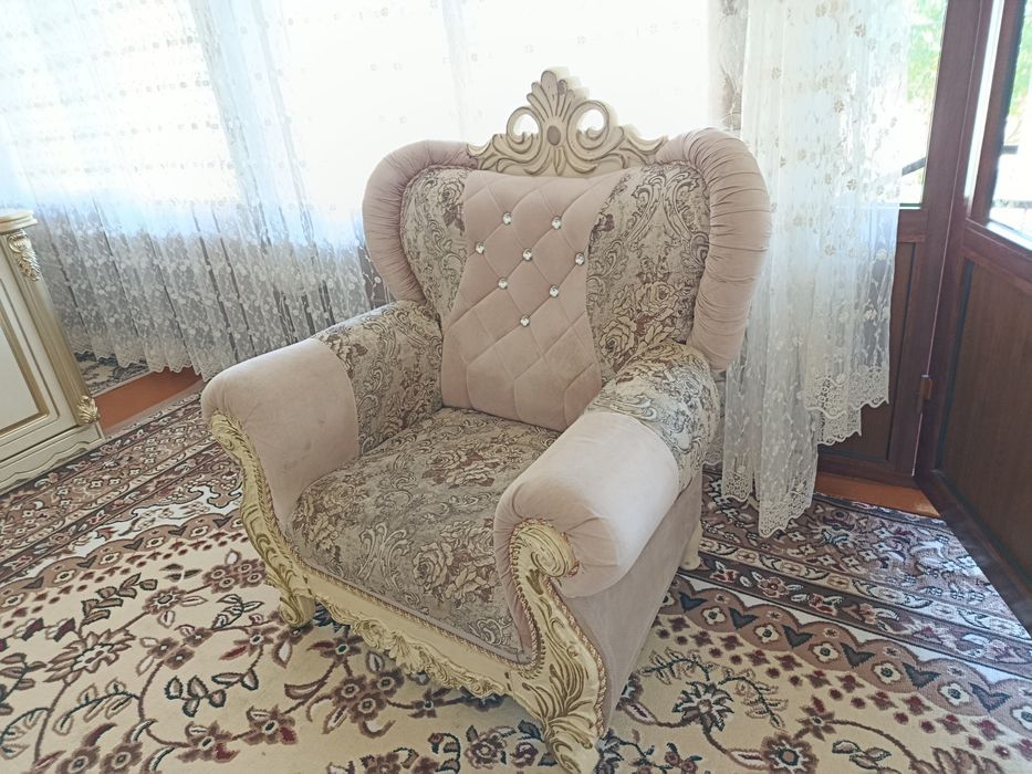 Divan kreslo sotiladi 4  talik shohona