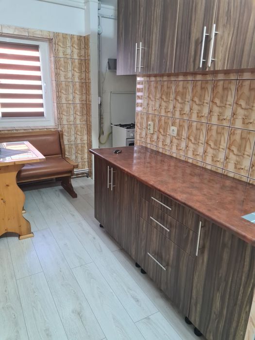 Vând apartament 3 camere, suprafață utilă 74m2, anul finalizării 1992