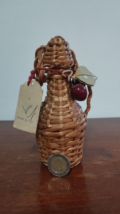 Антикварна стъклена дамаджана