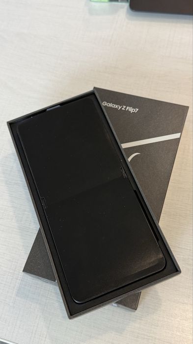 Samsung Galaxy Z Flip7 256GB, 12GB RAM, Negru – Impecabil, Full Box, Garanție