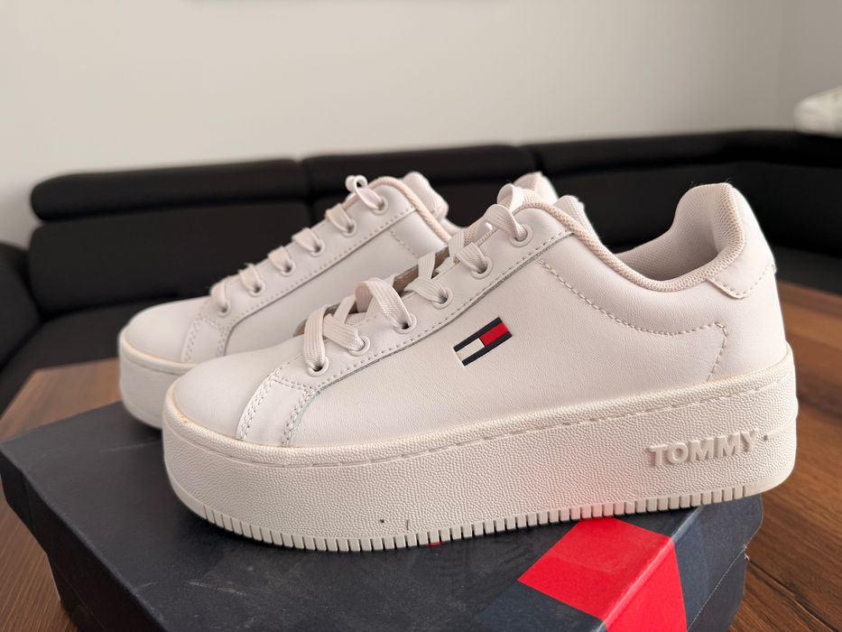 Бели обувки Tommy