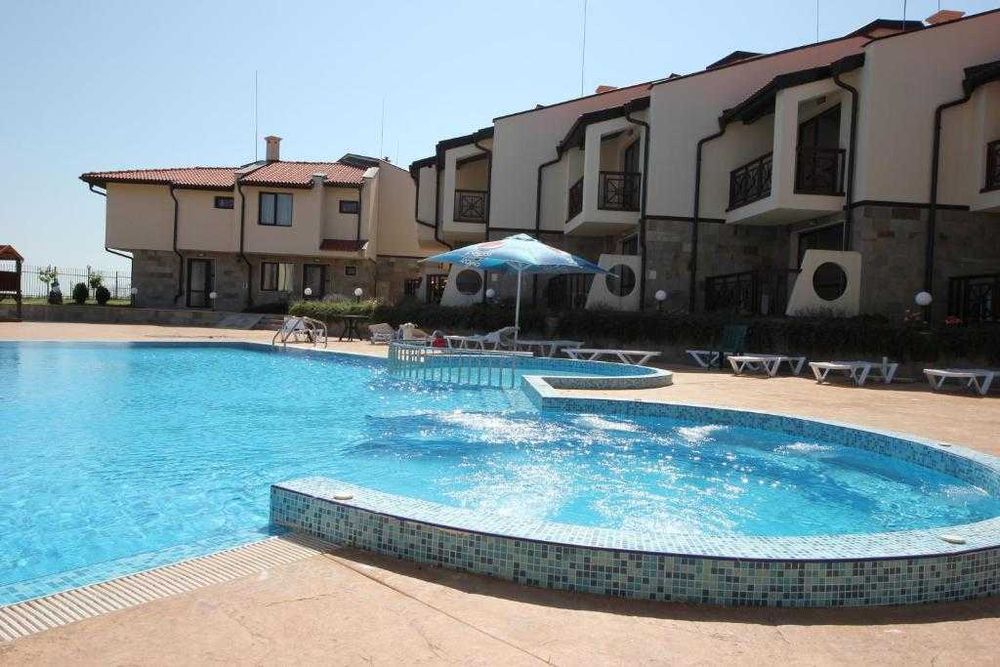 69990 EUR  2-стаен апартамент 72 кв.м.  Империал Хайтс, 1,5 км до плажа