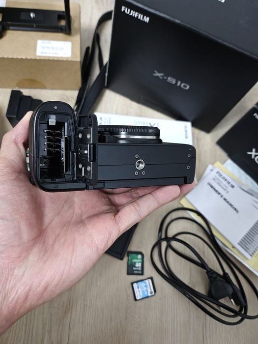 Продам фотоаппарат Fujifilm X-S10