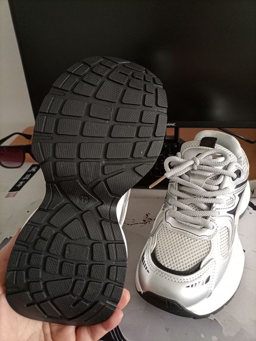 Кроссовки продам.