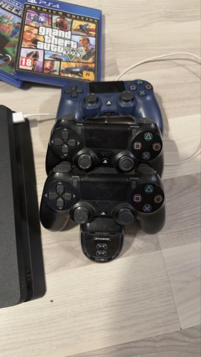 Ps4 + doua joystik-uri si incarcator + volan PS