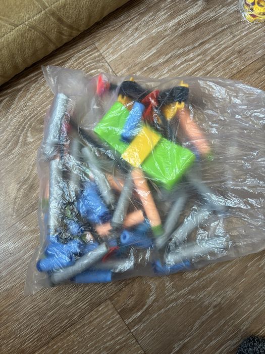 Игрушки разные.