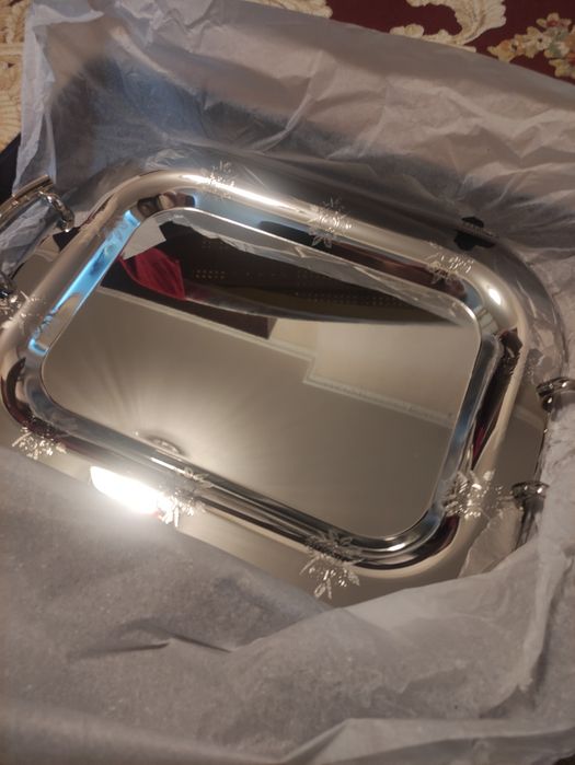 Продаются подносы ресторанного типа.