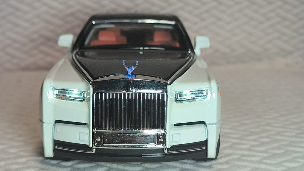 Метална кола Rolls Royce Phantom,1:18 , чисто нова