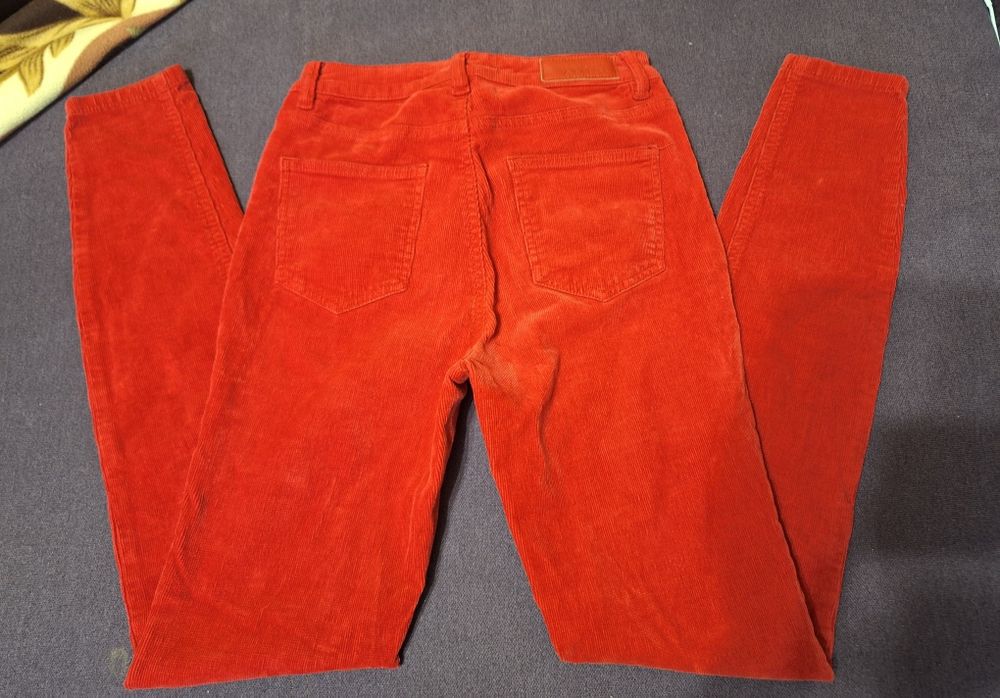 Pantaloni raiat skinny