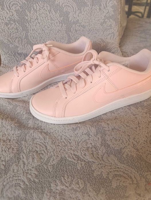 Продавам сникърси ,Nike