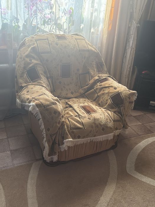 Продается диван угловой с 2 креслами