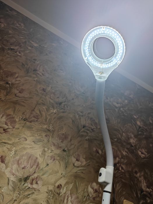 Лампа лупа косметологическая.