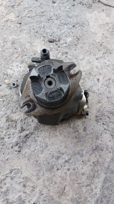 Vând pompa hidraulica