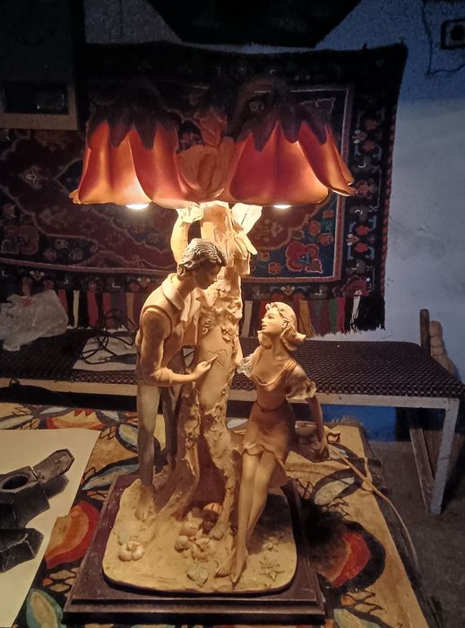 Страхотна Порцеланова Винтидж Настолна Лампа