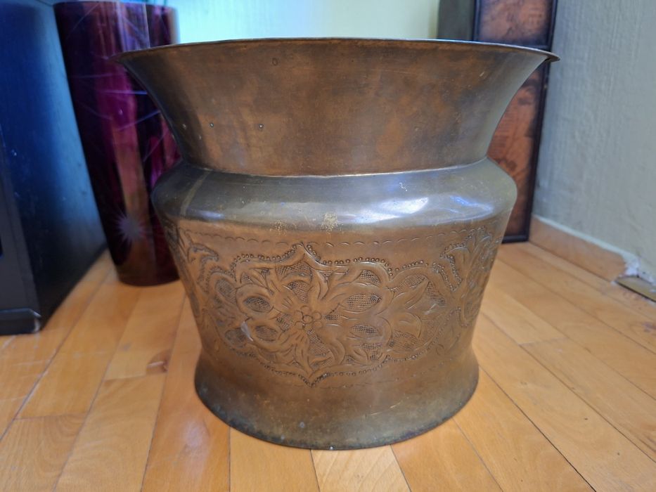 Медна саксия с орнаменти.