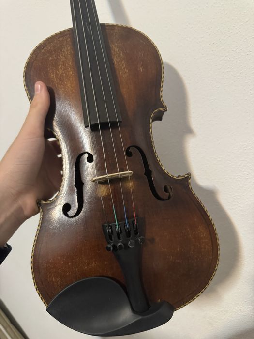 Vand vioara veche de peste 100 de ani  cu cap de leu