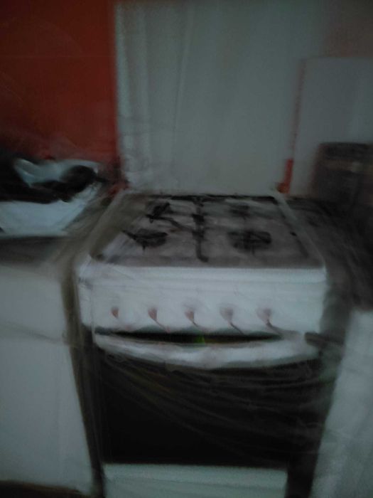 Aragaz pe gaz Zanussi, 4 ochiuri, cuptor pe gaz + Frigider Bosch 410 l