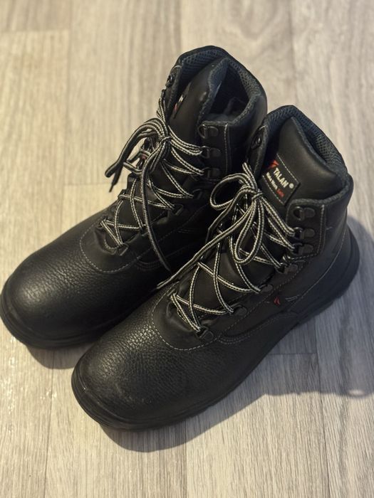 Спец ботинка продается в отличном состаяние