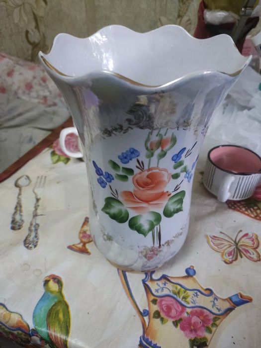 Продаётся цветное стекло , хрусталь ваза