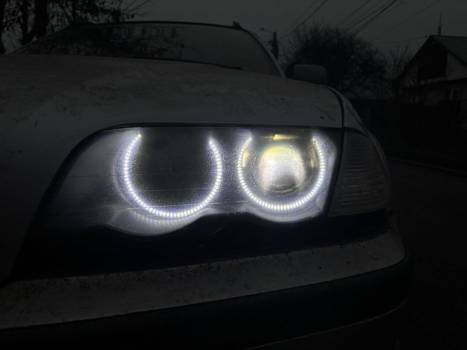 Vând Faruri Bi-xenon cu angel eyes