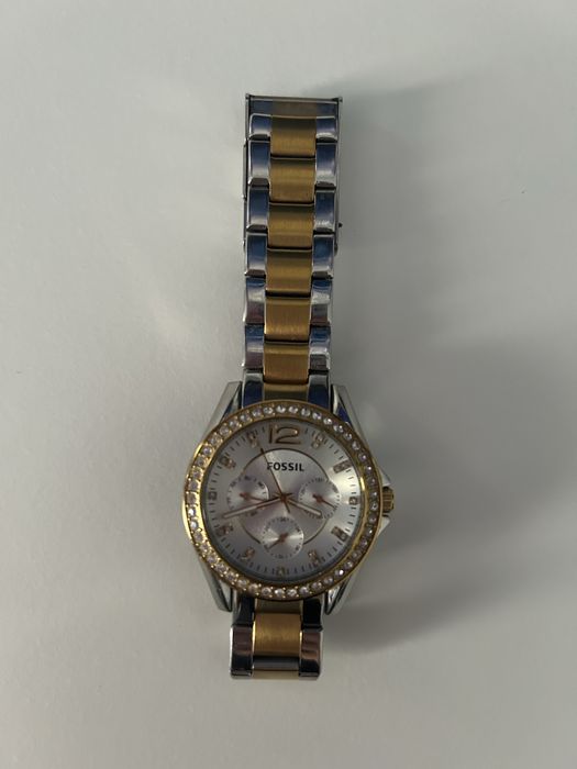 Ceas dama Fossil, ft bine intretinut, nu prezinta urme de uzura.