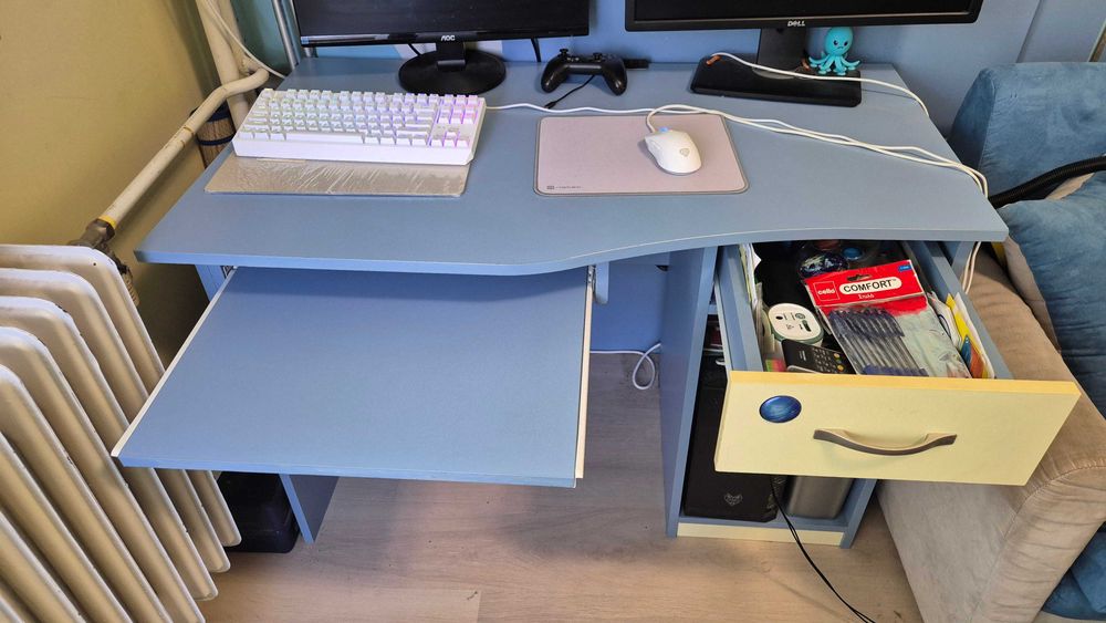 Продавам бюро и диван