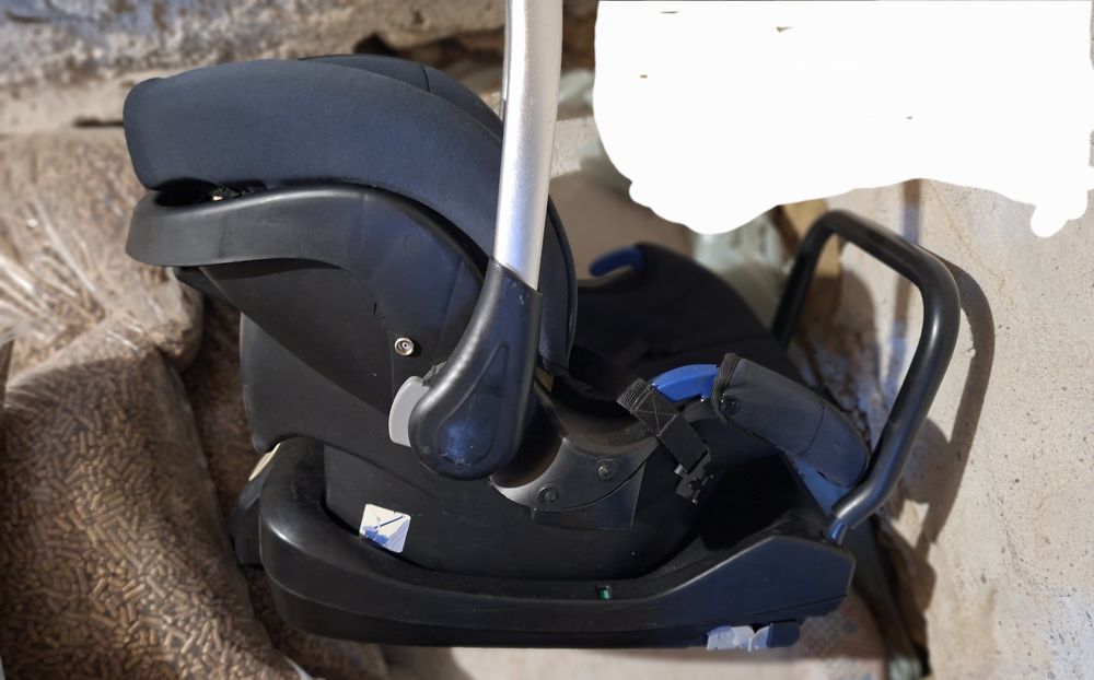 2 бр. Бебешки столчета за кола