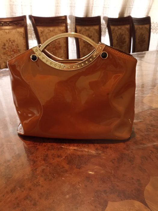 Yaxshi holatdagi tufli va sumkalar