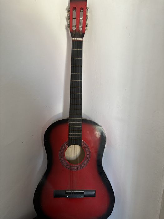 Vand chitara intr-o stare foarte buna.