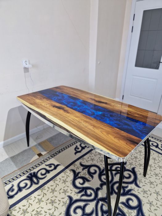 Обеденный стол для кухни