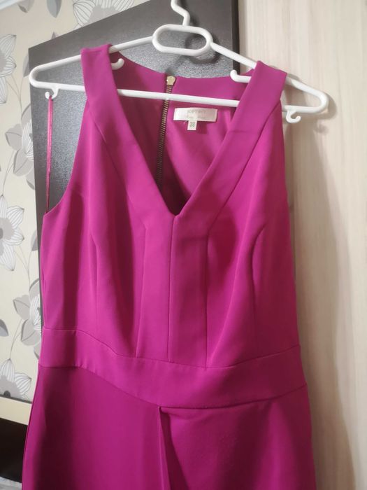 Къса рокля със ефектен детайл отстрани