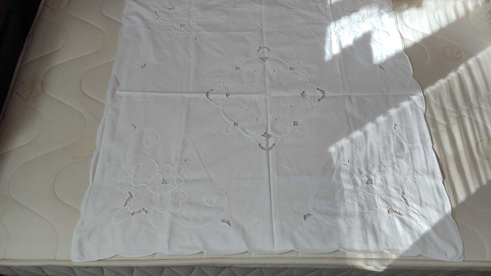 Памучна покривка с рязана бродерия