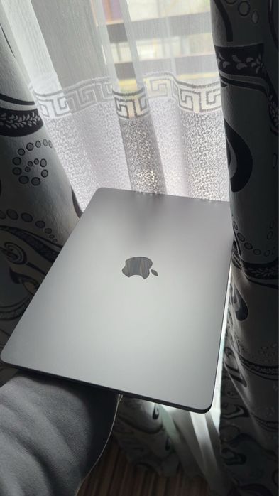 Vand macbook m2 (nu trimit coletul, doar plata cash fata in fata)