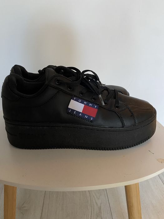 Tommy Hilfiger обувки