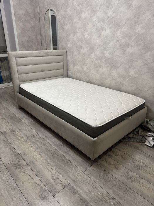 Продам кровать 1,5 с новым матрасом
