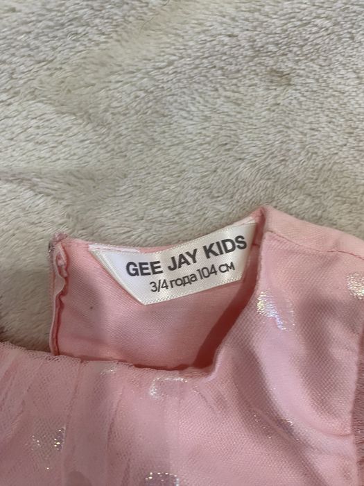 Нарядное платье на девочку