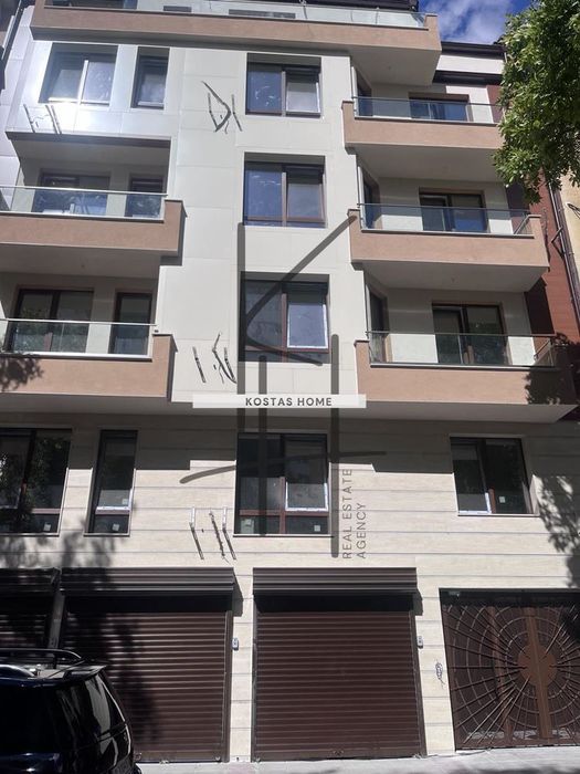 Продава се Тристаен апартамент в Варна, Лятно кино Тракия - 112 кв.м за 1965 €/кв.м - Снимка #1