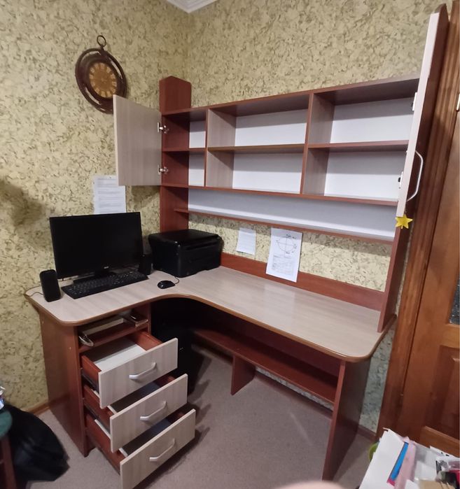 Продам угловой стол