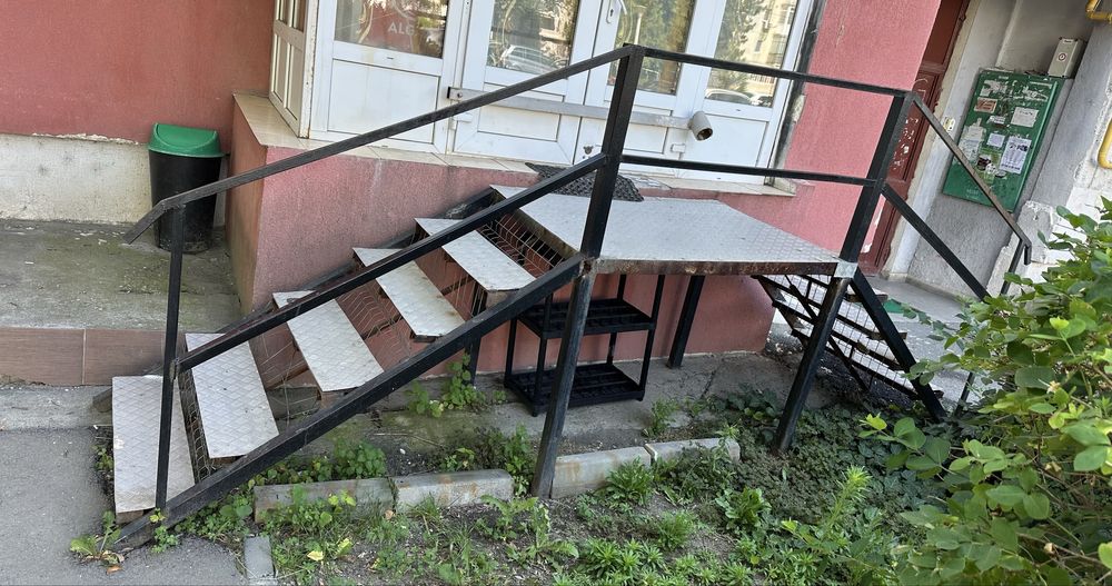 Scară metalică pentru exterior cu balustradă cu 2 intrarii laterale