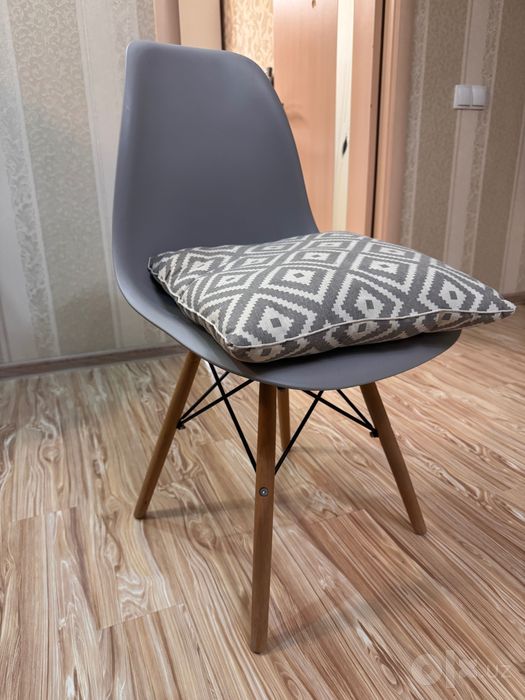 стул ikea серый с деревянными ножками