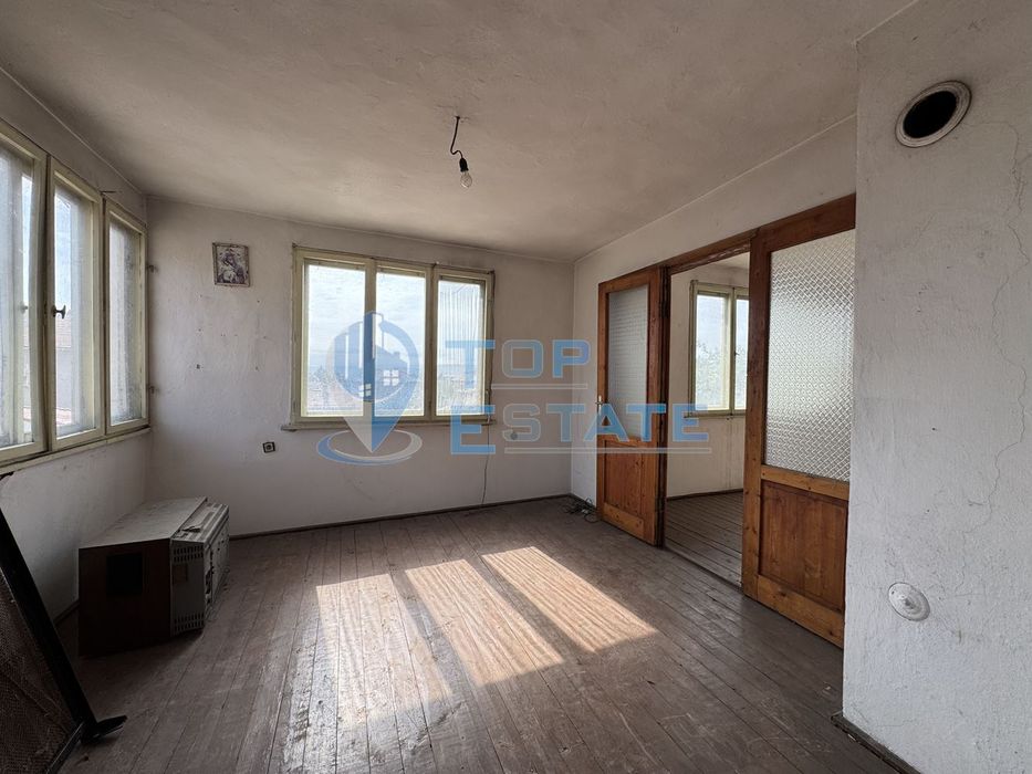 Етаж от къща със сутеренен етаж в град Павликени, област Велико Търно