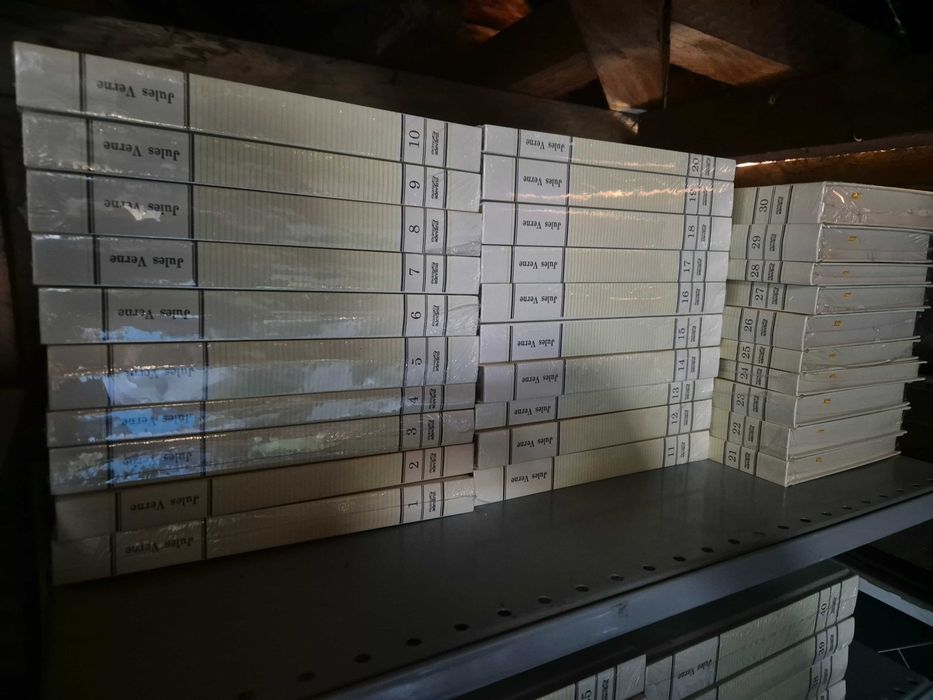 Vand colectie  Jules Verne - cartile sunt noi si contint 40 volume