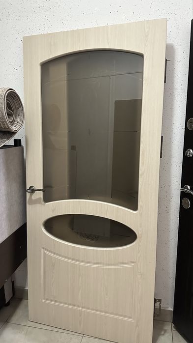 Дверь, шкаф, диван