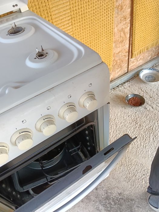 Vând aragaz  aproape nou